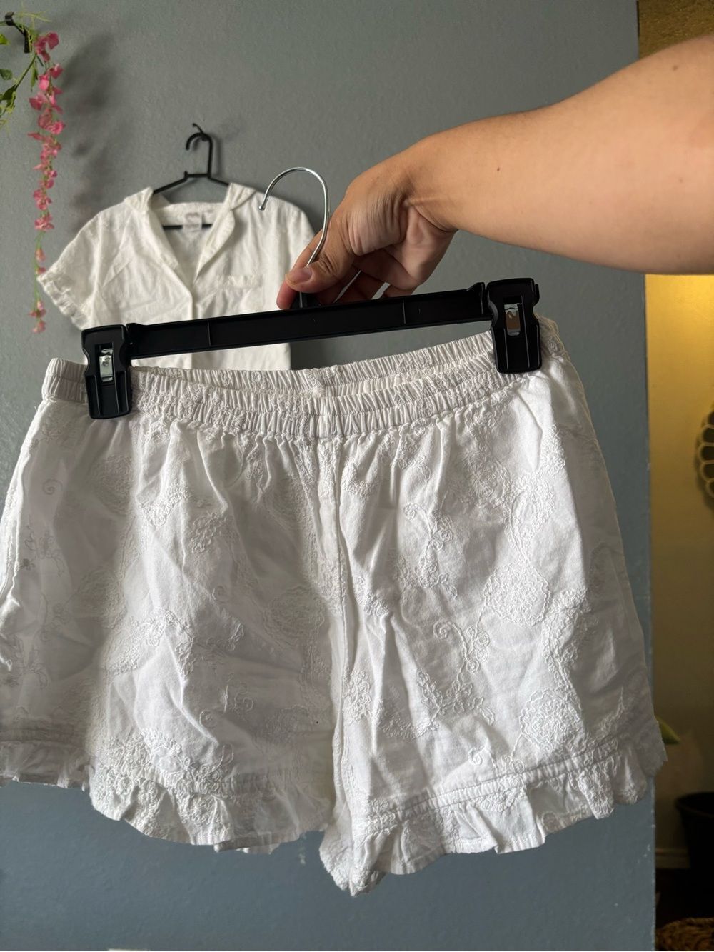 Plum Pretty Sugar White Embroidered Pajama Set Medium - Picture 3 of 10